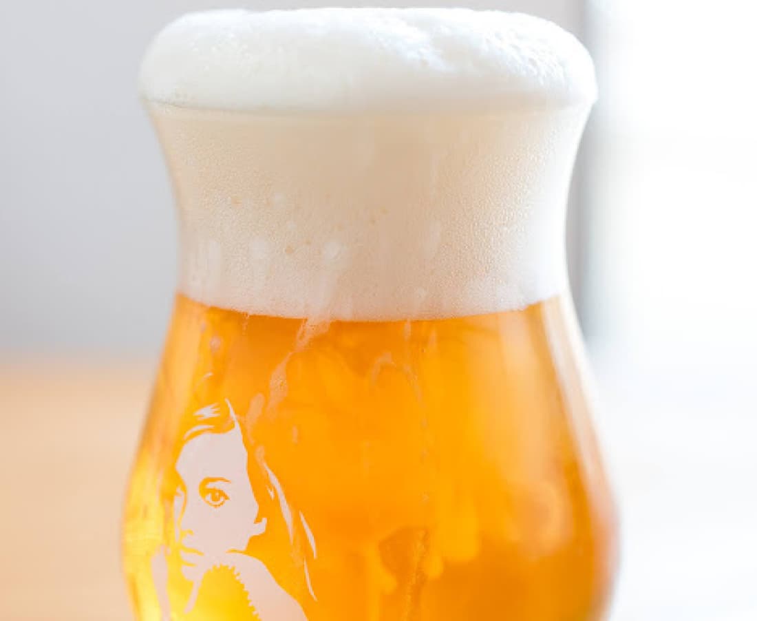 グラスに注がれたビールの写真