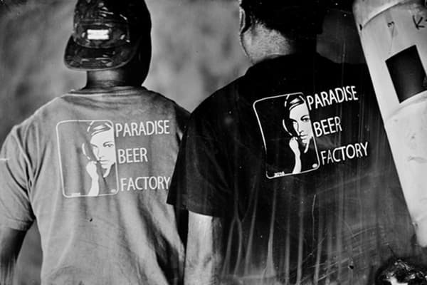 鹿嶋パラダイスのTシャツを着た男性2人の後姿のモノクロ写真