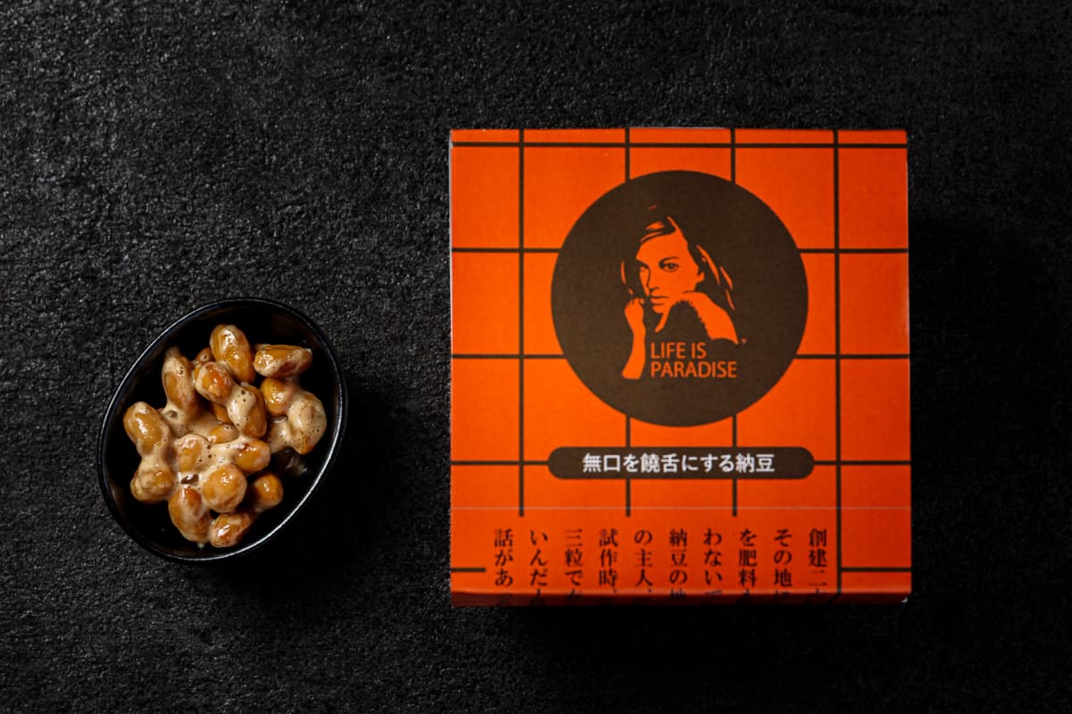 納豆のパッケージと、小皿に盛り付けられた納豆